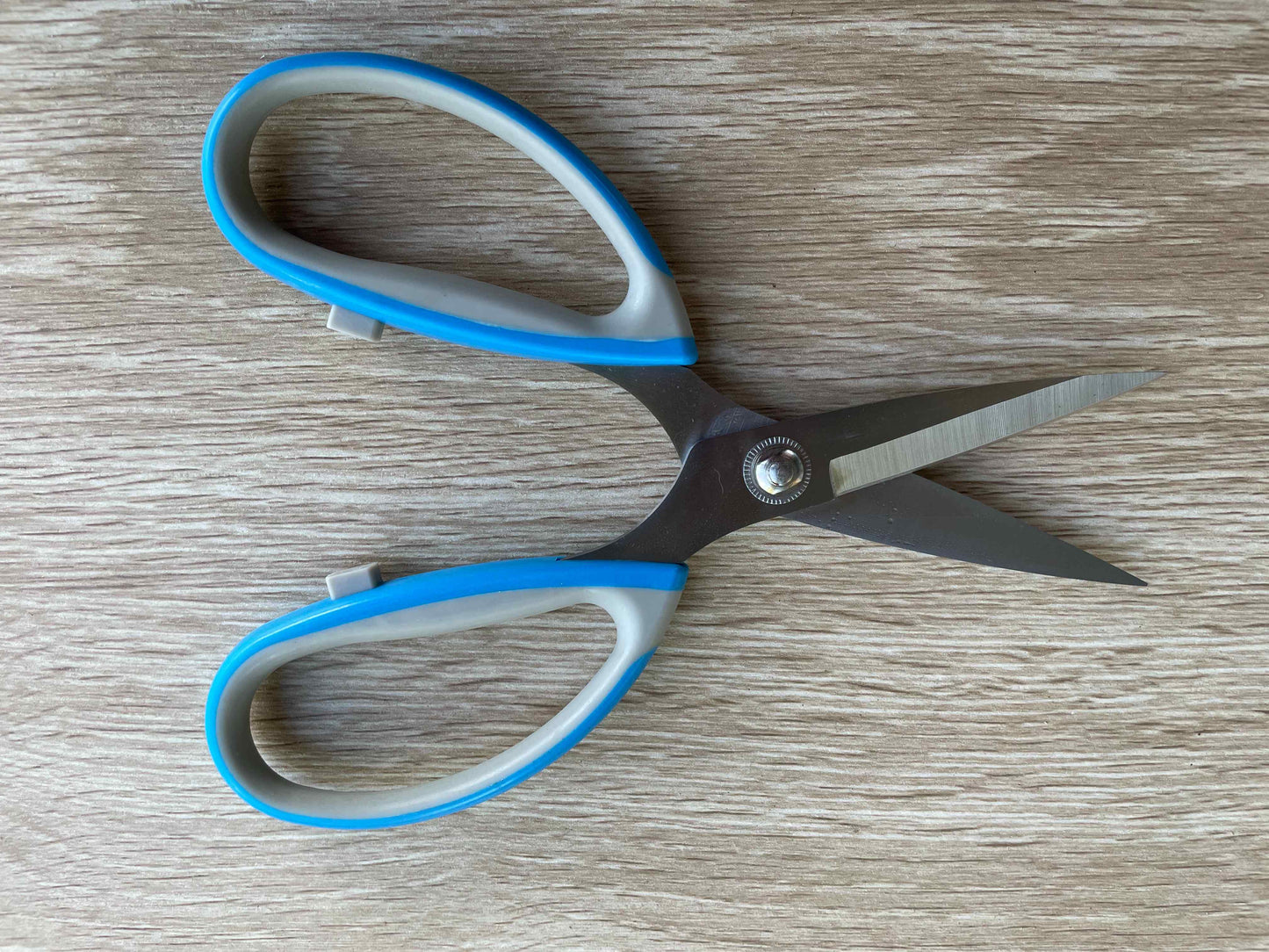 Underside view of Jack-brand Hardness scissors