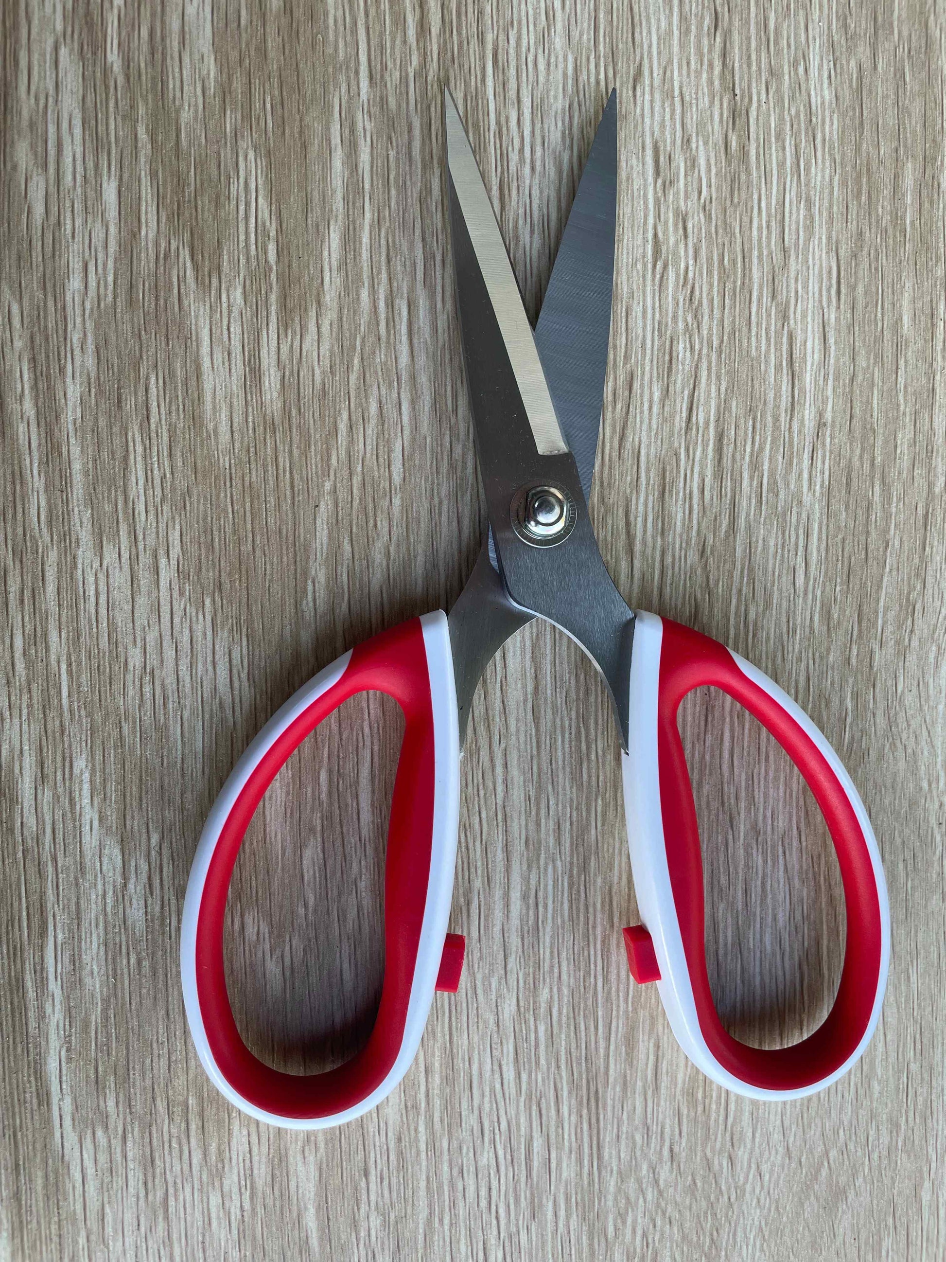 Underside view of 4093PIN red and white handled fabric scissors